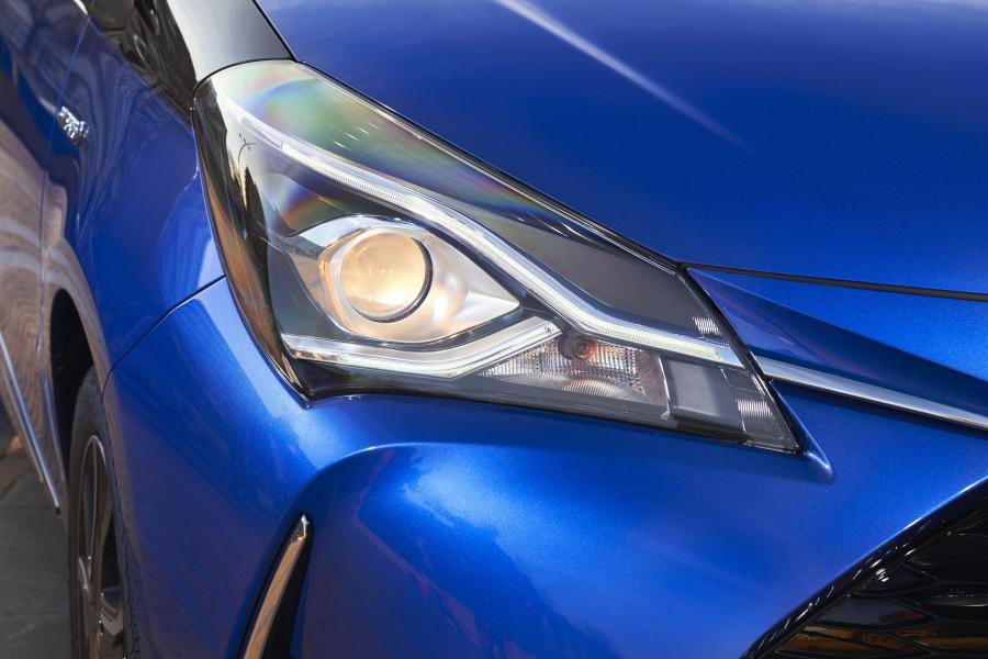Детали экстерьера Toyota Yaris Hybrid Bi-Tone 2017 года  (фото 35 из 42)
